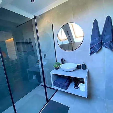Luxury Apartment *